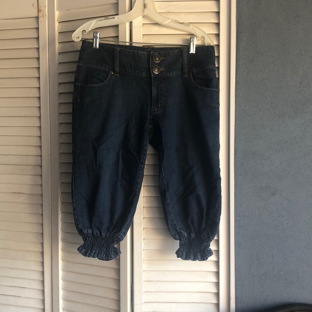 Daisy Fuentes. Scrunch Capri  Denim jeans